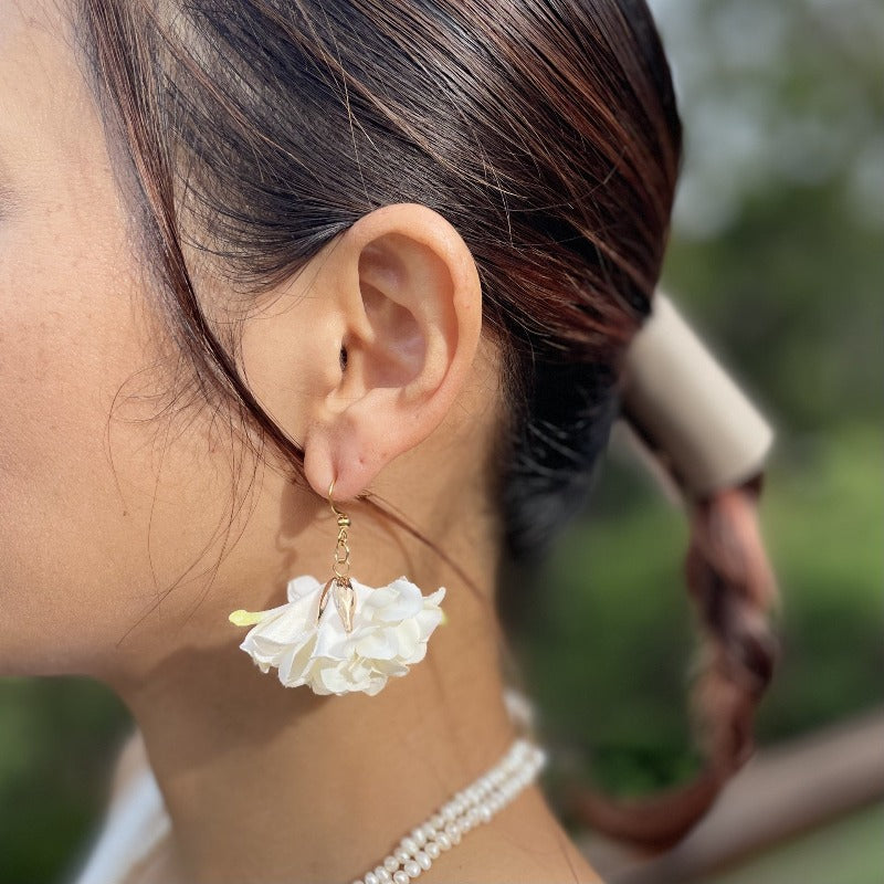 Airy light silky flower earrings. Best gifts for her. Best gifts for mum. Best anniversary gift for her. Best anniversary gift for wife. Best birthday gift for her. Best valentine’s gift for wife. Best Christmas gift for her. Best Christmas gift for teacher. Flower earrings. Beautiful flower earrings. Comfortable earrings. Wedding earrings. Boho style earrings.